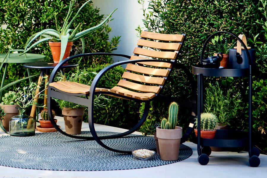 Parc ogrodowy fotel bujany z drewna teakowego Cane-line luksusowe meble ogrodowe