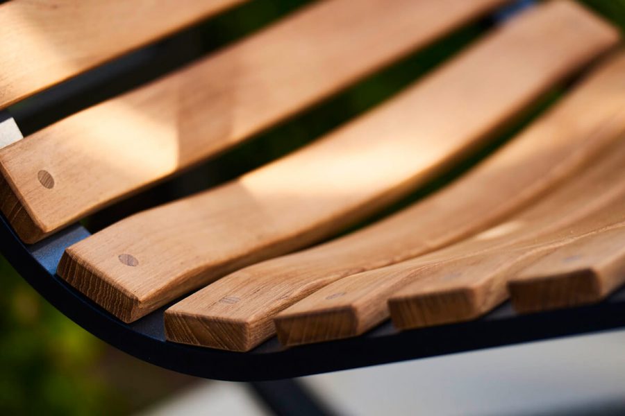 Parc ogrodowy fotel bujany z drewna teakowego Cane-line luksusowe meble ogrodowe