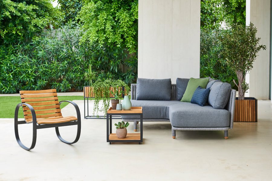 Parc ogrodowy fotel bujany z drewna teakowego sofa narożna Moments Cane-line luksusowe meble ogrodowe