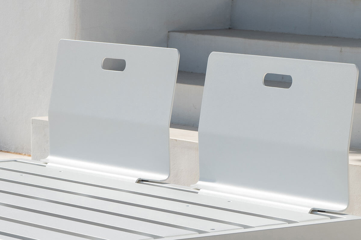 Bari oparcie z aluminium do modułu sofy ogrodowej kolor biały zamontowany na podstawie sofy 3 osobowej Jati & Kebon