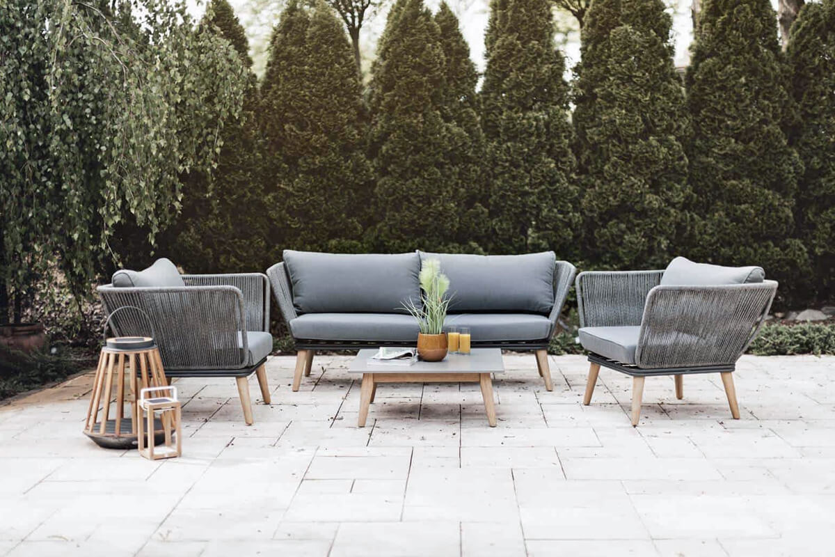 Corfu 3 elegancki zestaw wypoczynkowy do ogrodu sofa fotele kwadratowy stolik SUNS Zumm luksusowe meble ogrodowe