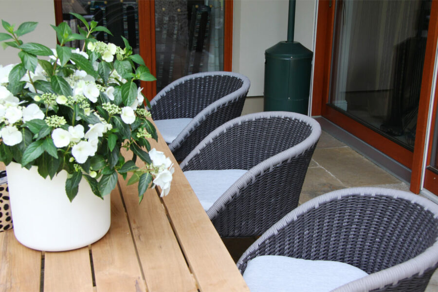 Cologne Spring zestaw stołowy ogrodowy krzesła ogrodowe plecione stół drewniany Twojasiesta designerskie meble ogrodowe