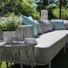 Coma Club meble ogrodowe wypoczynkowe sofa ogrodowa 2 osobowa podłokietnik jasnoszara lina aluminium stolik Cala poduszki Doble turkusowe Twojasiesta luksusowe meble ogrodowe