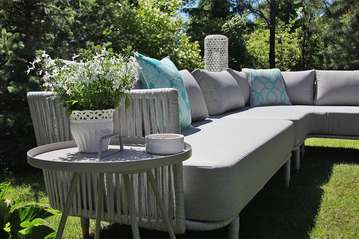 Coma Club meble ogrodowe wypoczynkowe sofa ogrodowa 2 osobowa podłokietnik jasnoszara lina aluminium stolik Cala poduszki Doble turkusowe Twojasiesta luksusowe meble ogrodowe