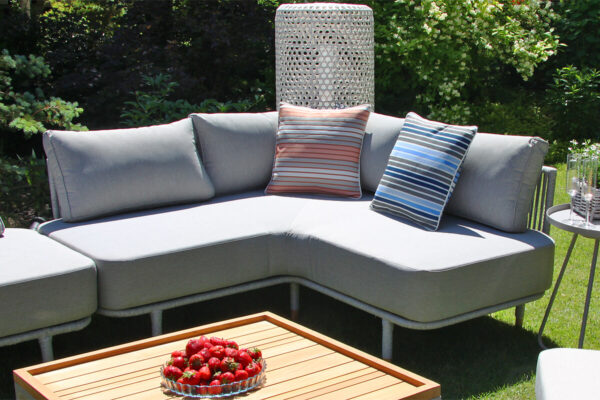 Coma Club meble ogrodowe wypoczynkowe sofa ogrodowa narożna rogowa jasnoszara lina aluminium poduszki ozdobne Doble paski lampa ogrodowa Silo