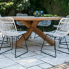 Dinan krzesło ogrodowe rattanowe białe na płozach stół teakowy okrągły Vimine