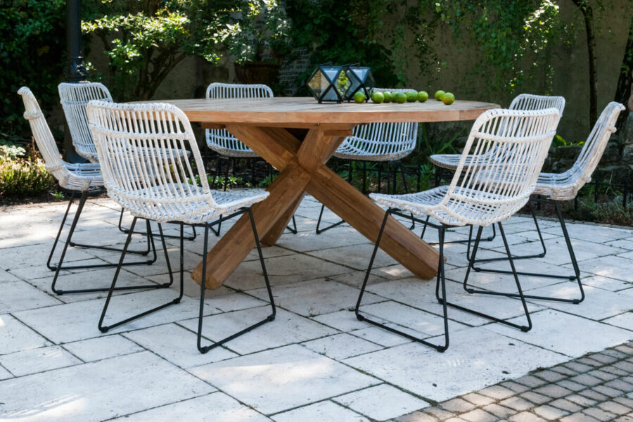 Dinan krzesło ogrodowe rattanowe białe na płozach stół teakowy okrągły Vimine