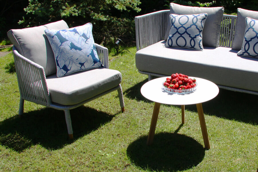 Ille nowoczesny stolik kawowy drewno teakowe aluminium biały Coma fotel ogrodowy Twojasiesta