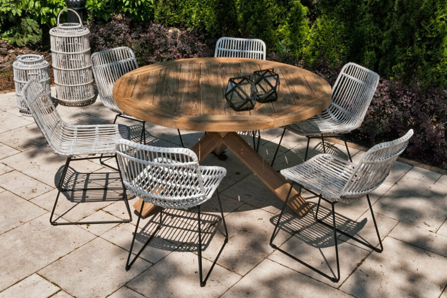 Bordeaux Dinan zestaw mebli ogrodowych 6-8 osób stół teakowy 135 cm krzesła rattanowe białe Vimine Twoja Siesta luksusowe meble ogrodowe