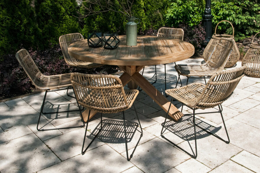 Bordeaux Dinan zestaw mebli ogrodowych 6 osobowy stół teakowy okrągły 135 cm krzesła rattanowe naturalne 6 szt. Vimine Twoja Siesta luksusowe meble ogrodowe rattanowe