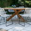 Bordeaux Dinan zestaw mebli ogrodowych 8 osobowy stół okrągły teakowy 170 cm krzesła rattanowe białe Vimine Twoja Siesta meble ogrodowe rattanowe