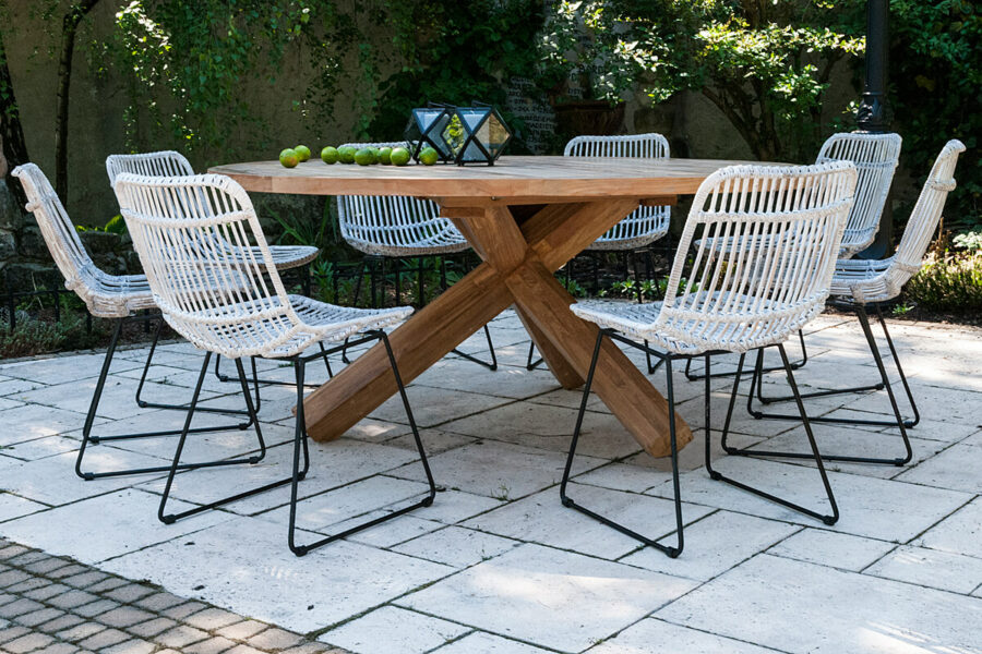 Bordeaux Dinan zestaw mebli ogrodowych 8 osobowy stół okrągły teakowy 170 cm krzesła rattanowe białe Vimine Twoja Siesta meble ogrodowe rattanowe