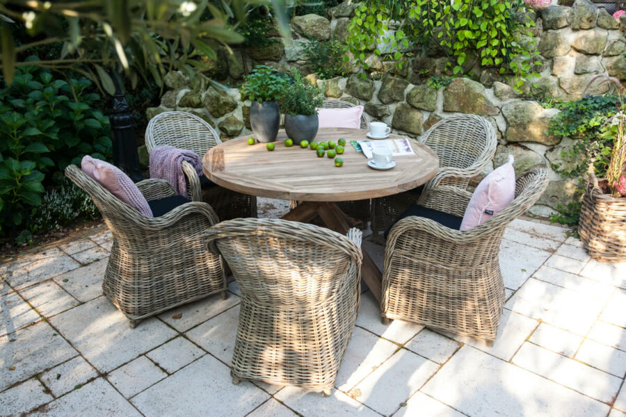Bordeaux Versailles komplet mebli ogrodowych 6-osobowy stół teakowy 135 cm 6 foteli rattanowych naturalny kolor Vimine Twoja Siesta luksusowe meble ogrodowe