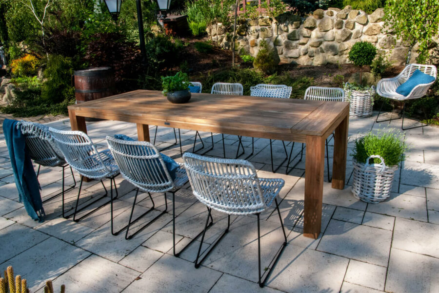 Nimes Dinan zestaw ogrodowy stołowy 8-10 osób stół teakowy ogrodowy Nimes 240 cm 8 krzeseł Dinan rattan biały Vimine luksusowe meble ogrodowe