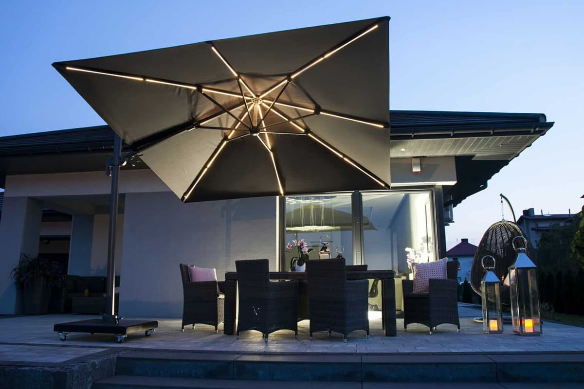 Parasol ogrodowy Challenger T2 GLOW 3 x 3 m z podświetleniem kwadratowy na wysięgniku Platinum luksusowe parasole ogrodowe