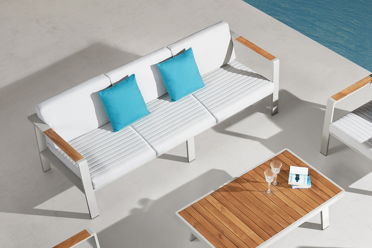 Nofi zestaw mebli ogrodowych z sofa 3 osobową aluminium drewno tekowe sofa stolik Higold meble ogrodowe aluminiowe