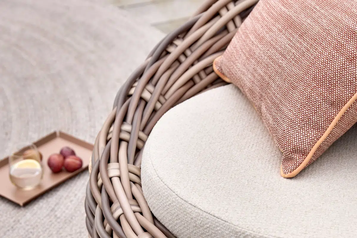 cocoon-boucle-meble-ogrodowe-jesienny-taras-strefa-relaksu-premium Sofa technorattanowa Cocoon Apple Bee Jak zadbać o meble ogrodowe premium przed zimą - Poradnik