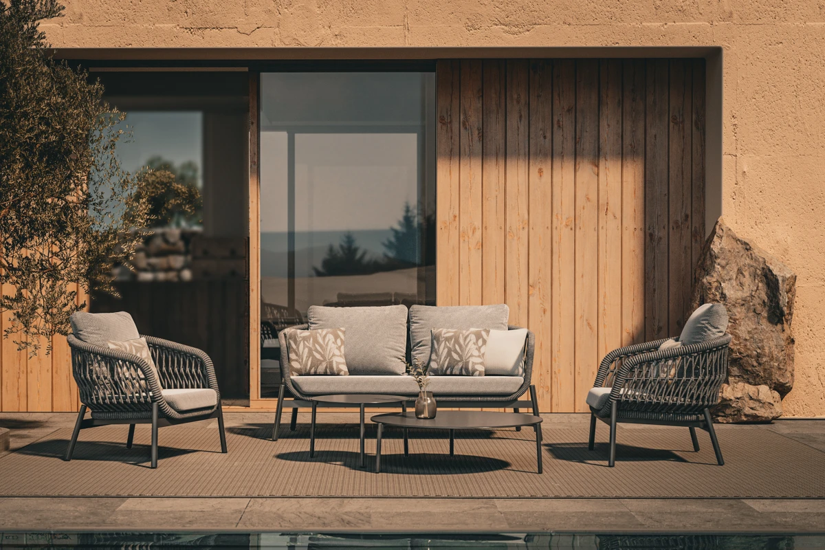 grinta-meble-ogrodowe-plecionka-jesienny-taras-strefa-relaksu-premium Meble tekowe Antigua Apple Bee Jak zabezpieczyć meble ogrodowe premium przed zimą poradnik