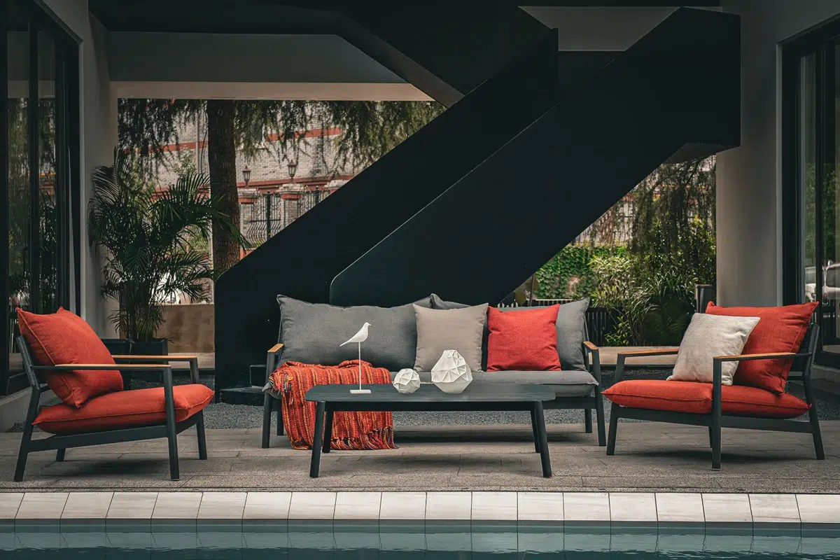 milan-meble-ogrodowe-aluminiowe-jesienny-taras-strefa-relaksu-premium Meble ogrodowe Sheldon Higold stół z blatem ze szkła ceramicznego Jak zabezpieczyć meble ogrodowe premium przed zimą poradnik