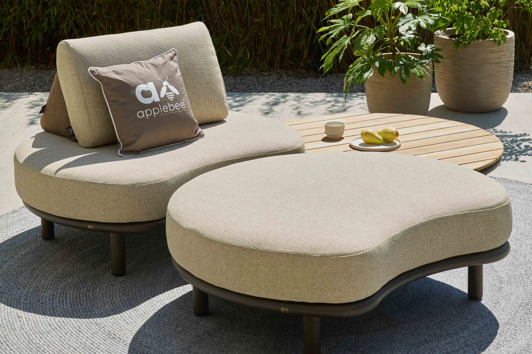 Moon Island Bronze fotel, otomana oraz niski stolik | Apple Bee Moon Island Bronze zestaw wypoczynkowy na taras fotel otomana stolik kawowy ekskluzywne meble ogrodowe Apple Bee