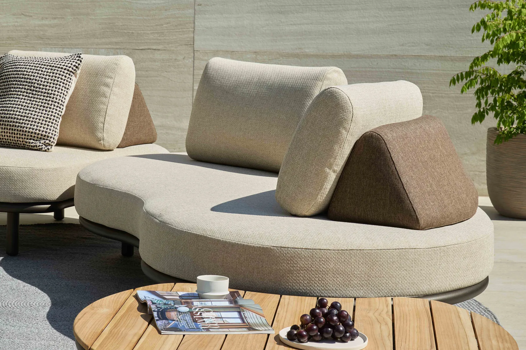 Sofa ogrodów Moon Island Brozne z niskim stolikiem | Apple Bee Moon Island Bronze zestaw wypoczynkowy na taras innowacyjne oparcia sof modułowych Apple Bee