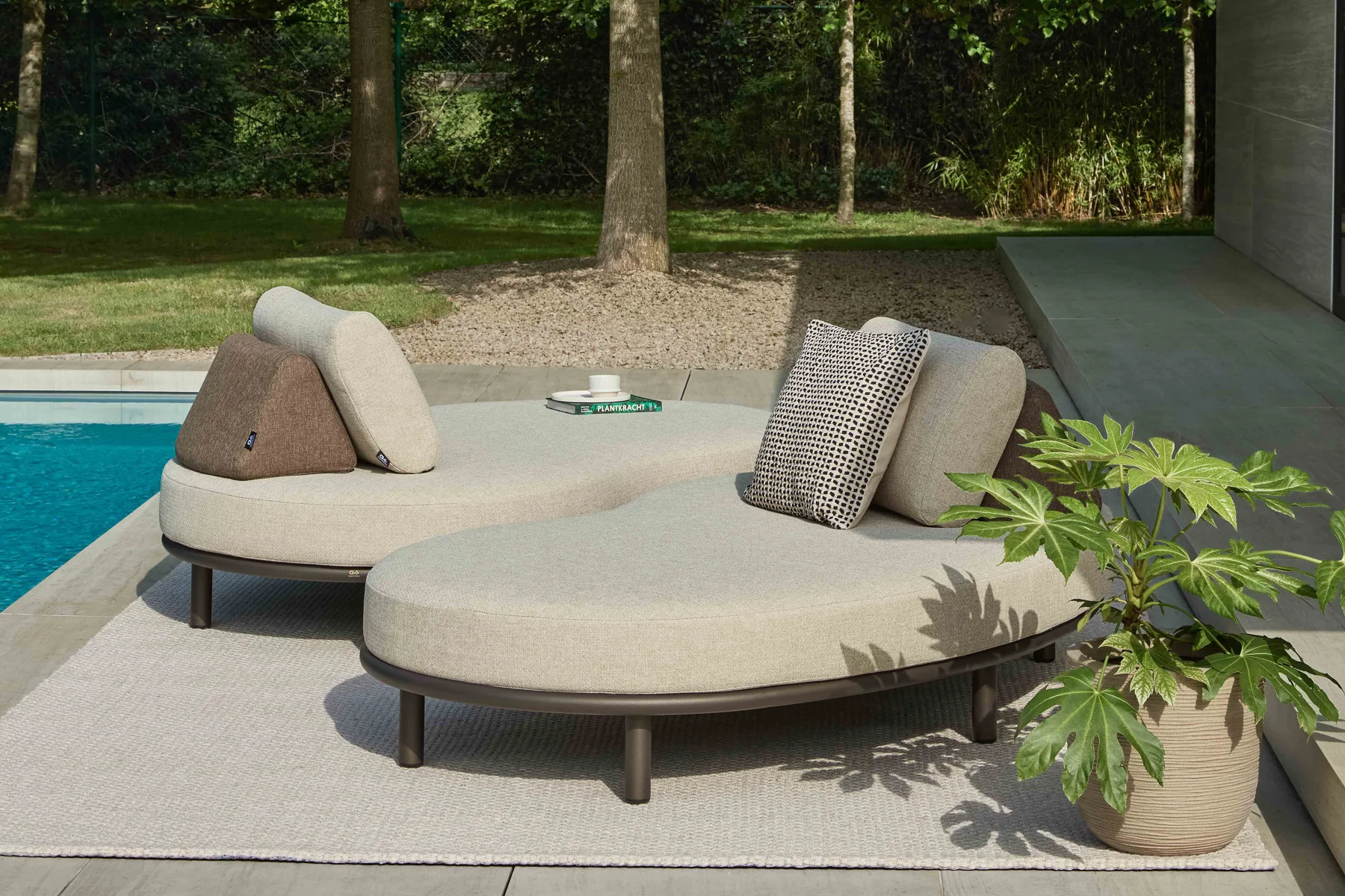 Moon Island Bronze sofy ogrodowe jako leżanki ogrodowe | Apple Bee Moon Island Bronze zestaw wypoczynkowy na taras sofy ogrodowe leżanki ogrodowe meble ogrodowe premium Apple Bee