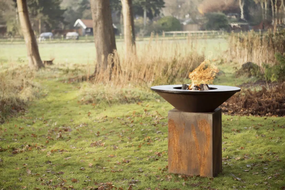 ofyr-palenisko-ogrodowe-grill-jesienny-taras-strefa-relaksu-premium Fotel ogrodowy Grinta pleciona lina outdoorowa Jak zabezpieczyć meble ogrodowe premium przed zimą poradnik