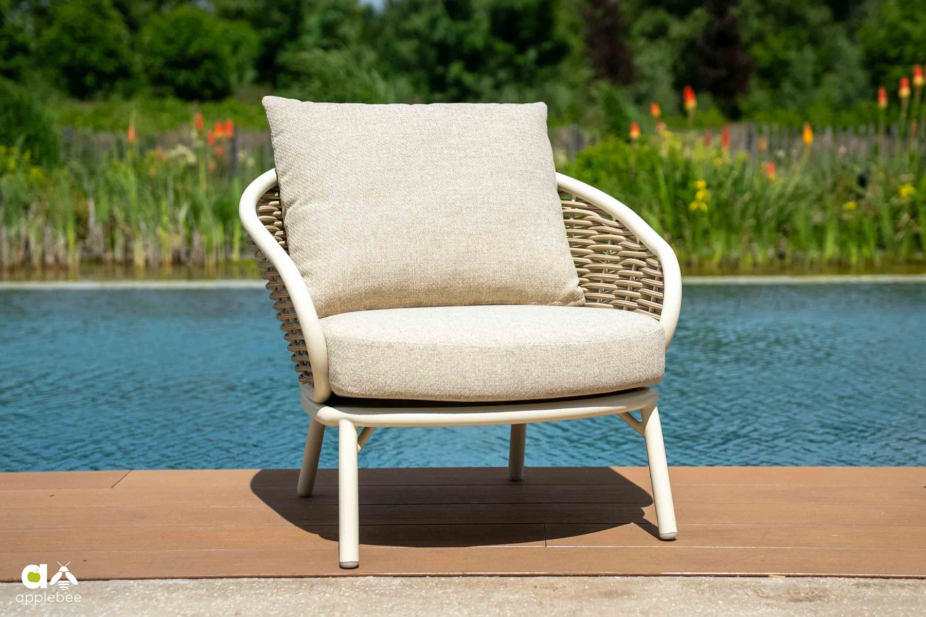 Pine Key Oyster fotel technorattan i aluminium, poduszki Bee West | Apple Bee Pine Key Oyster komplet ogrodowy zestaw wypoczynkowy fotel tarasowy technorattan meble ogrodowe technorattan Apple Bee