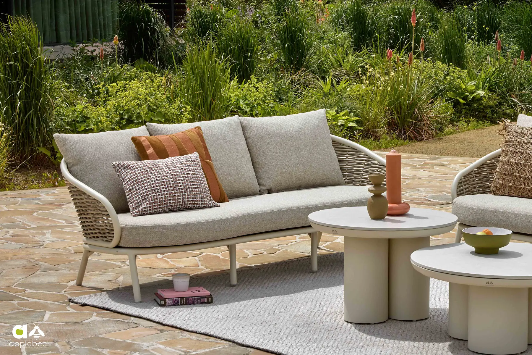 Sofa ogrodowa 3 osobowa Pine Key Oyster (na zdj. stoliki Tonga - nie znajdują się w zestawie) | Apple Bee Pine Key Oyster komplet ogrodowy zestaw wypoczynkowy sofa ogrodowa potrójna stoliki ogrodowe Tonga meble ogrodowe Apple Bee