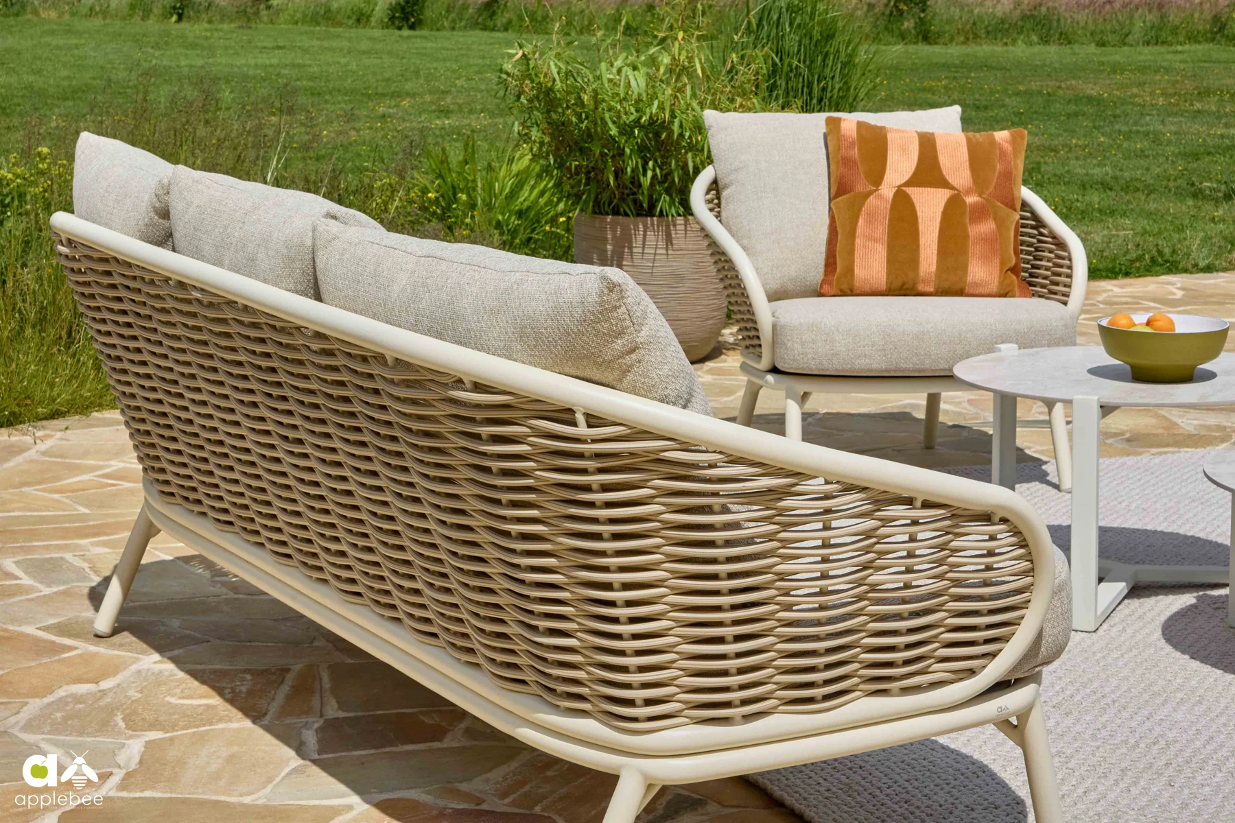 Fotel ogrodowy i sofa ogrodowa 3 osobowa Pine Key Oyster- technorattan , aluminium (na zdjęciu także stolik Monaco - nie należy do zestawu) | Apple Bee Pine Key Oyster komplet ogrodowy zestaw wypoczynkowy sofa ogrodowa potrójna technorattan aluminium meble ogrodowe premium Apple bee