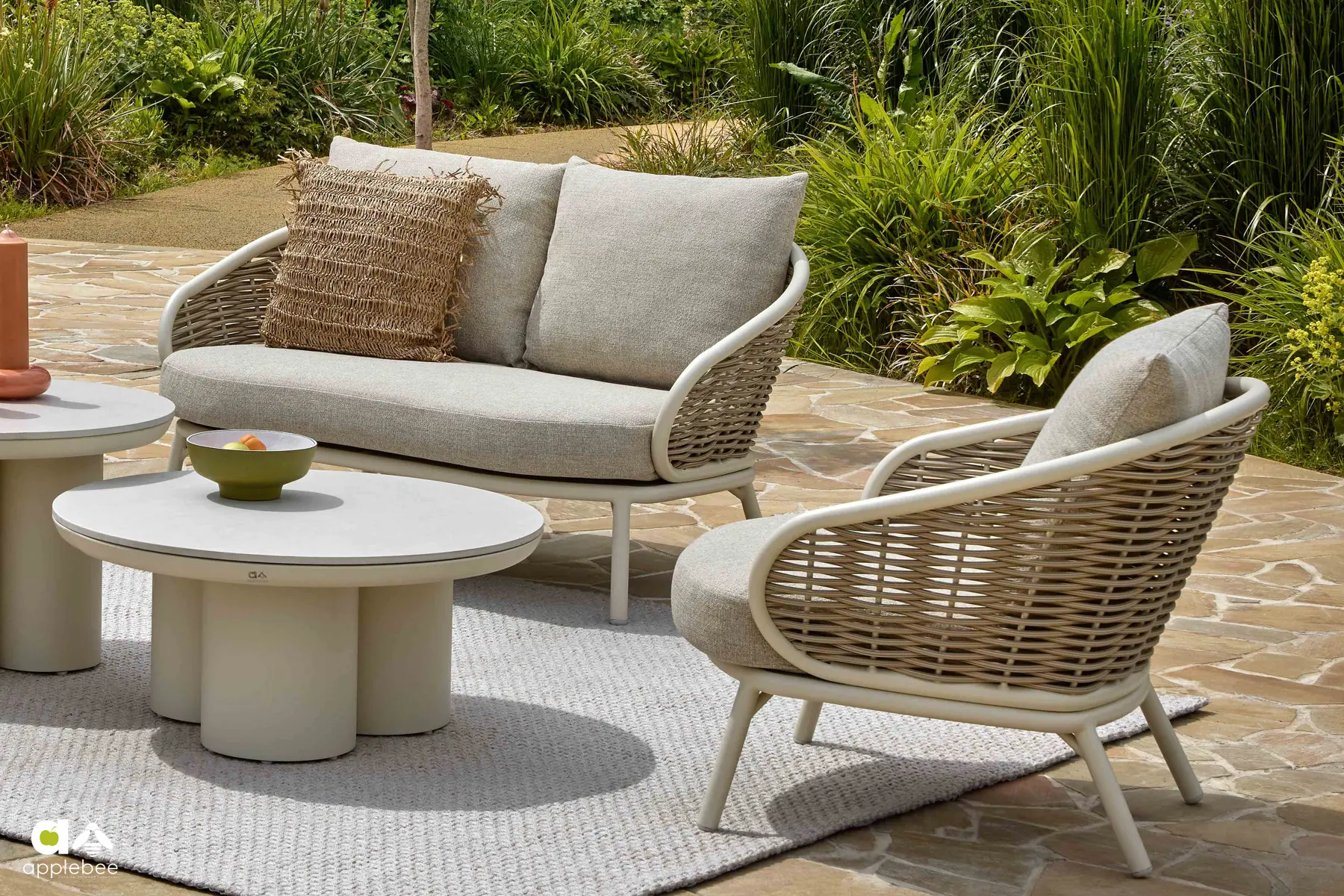 Pine Key Oyster sofa 2 osobowa i fotel (na zdj. stoliki Tonga nie należą do zestawu) | Apple Bee Pine Key Oyster komplet ogrodowy zestaw wypoczynkowy sofa technorattanowa podwójna fotel ogrodowy stoliki ogrodowe Tonga Apple Bee