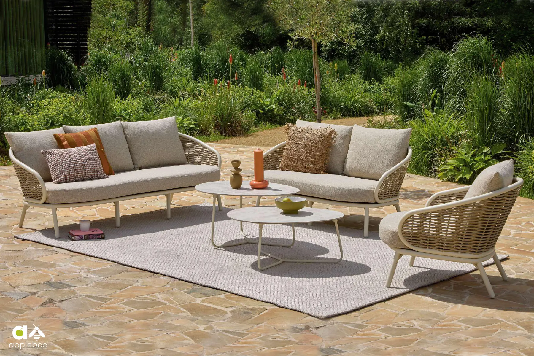 Pine Key Oyster komplet ogrodowy - sofa 3 os., sofa 2 os., fotel ogrodowy oraz dwa stoliki kawowe Pine Key | Apple Bee Pine Key Oyster komplet ogrodowy zestaw wypoczynkowy sofy ogrodowe fotel stoliki ekskluzywne meble ogrodowe Apple Bee