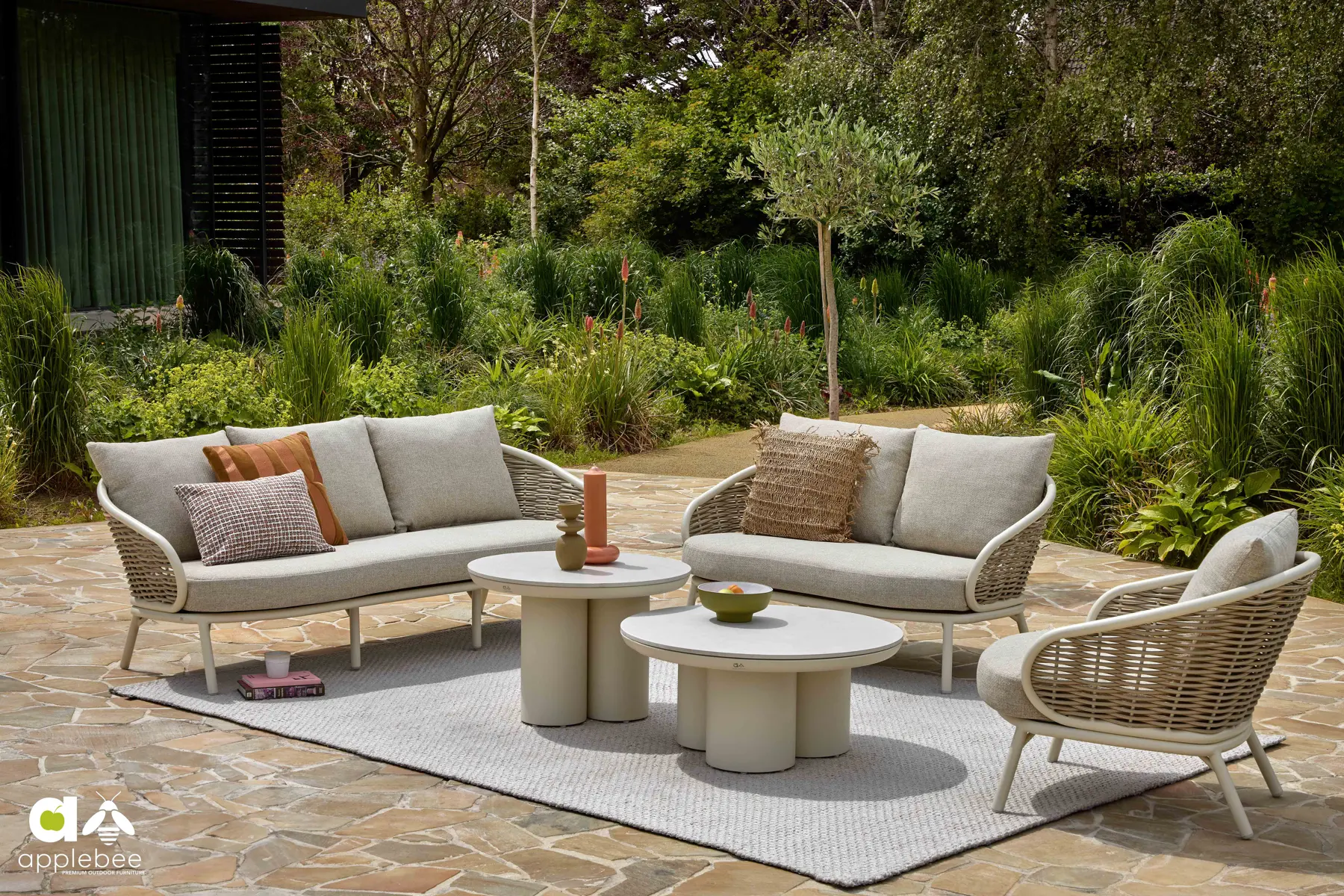 Sofy ogrodowe i fotel Pine Key Oyster ze stolikami Tonga (nie należą do zestawu) | Apple Bee Pine Key Oyster komplet ogrodowy zestaw wypoczynkowy sofy ogrodowe fotel stoliki kawowe Tonga meble ogrodowe Apple Bee