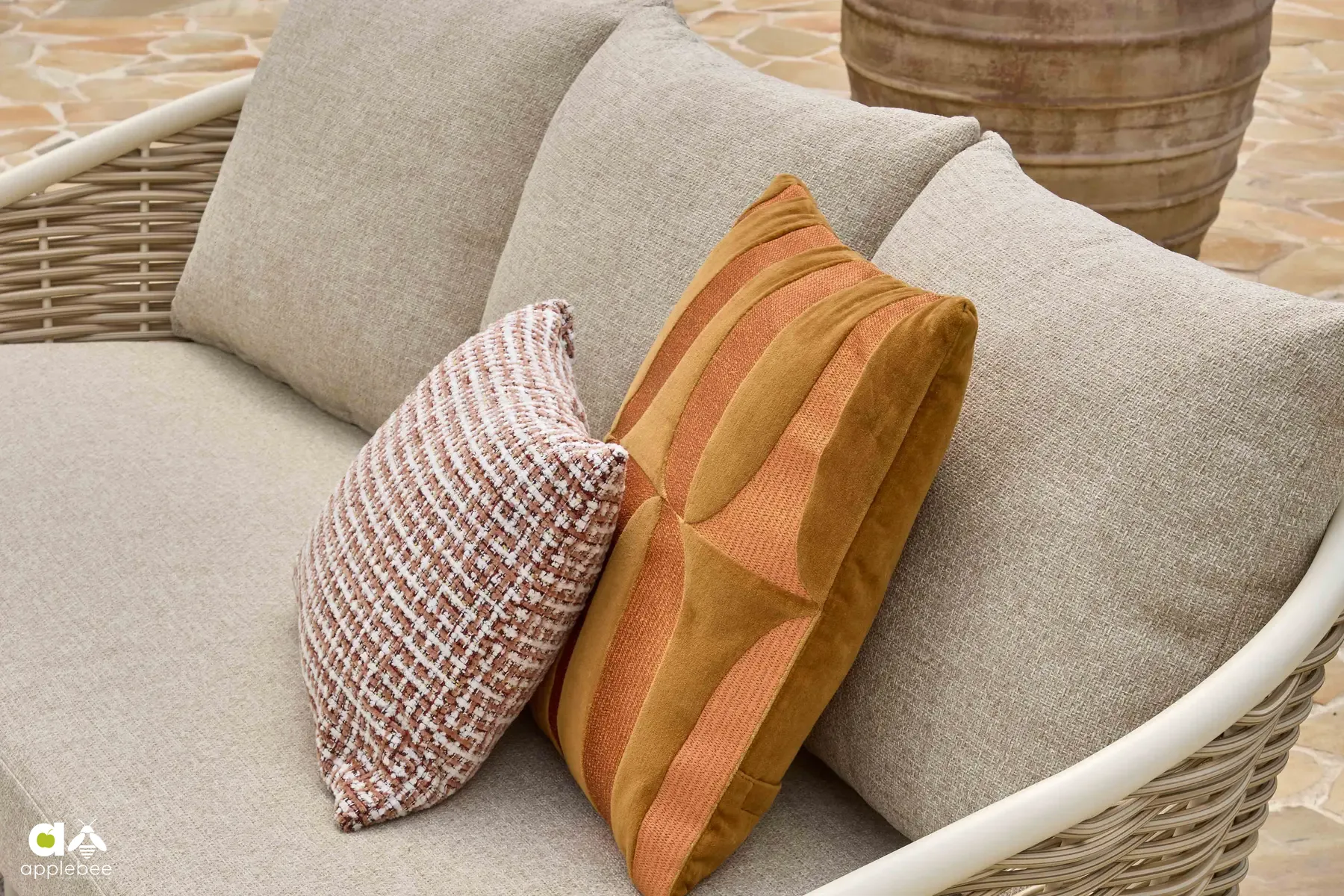 Sofa ogrodowa. Pine Key Oyster z tapicerką BEE WETT w kolorze jasny beż 'cotton flower' | Apple Bee Pine Key Oyster komplet ogrodowy zestaw wypoczynkowy tapicerka odporna na pogodę BEE WETT meble ogrodowe premium Apple Bee