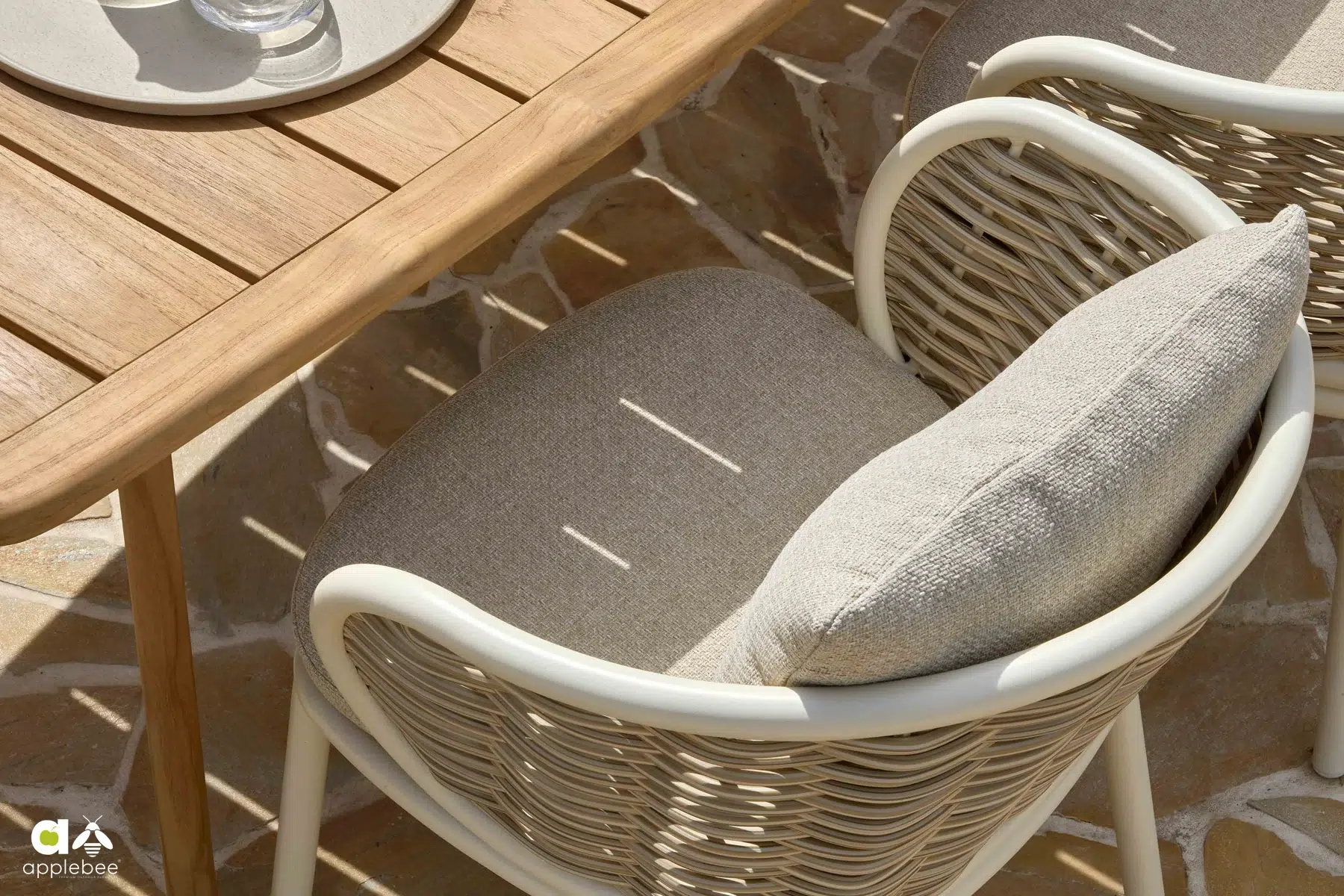 Poduszki Bee Wett w kolorze 'cotton flower' Pine Key Oyster | Apple Bee Pine Key Oyster meble ogrodowe stół i 8 krzeseł poduszki Bee Wett odporne na pogodę Apple Bee