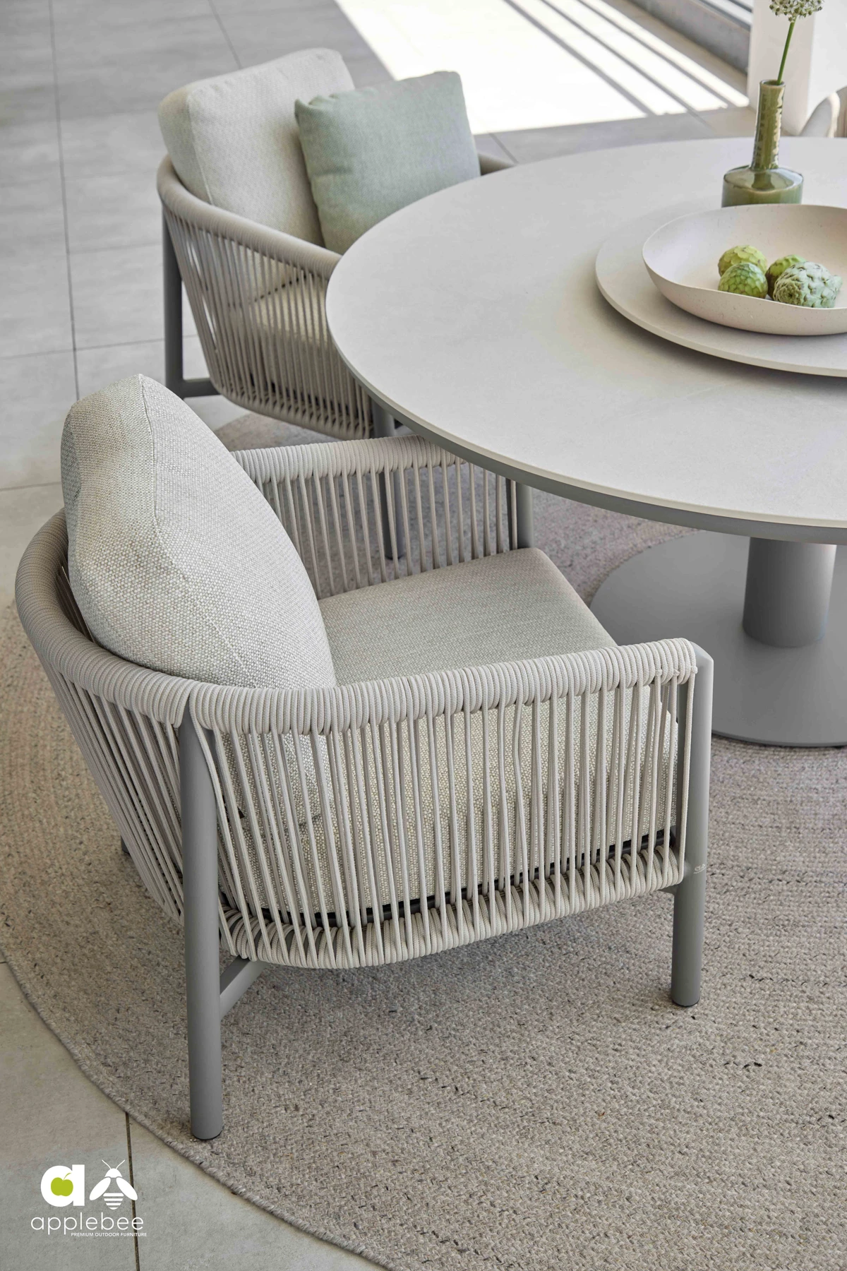 Bora Bora Taupe zestaw z niższym stołem i fotelami ogrodowymi | Apple Bee Bora Bora Taupe meble ogrodowe niski stół i fotele Apple Bee ekskluzywne meble aluminiowe