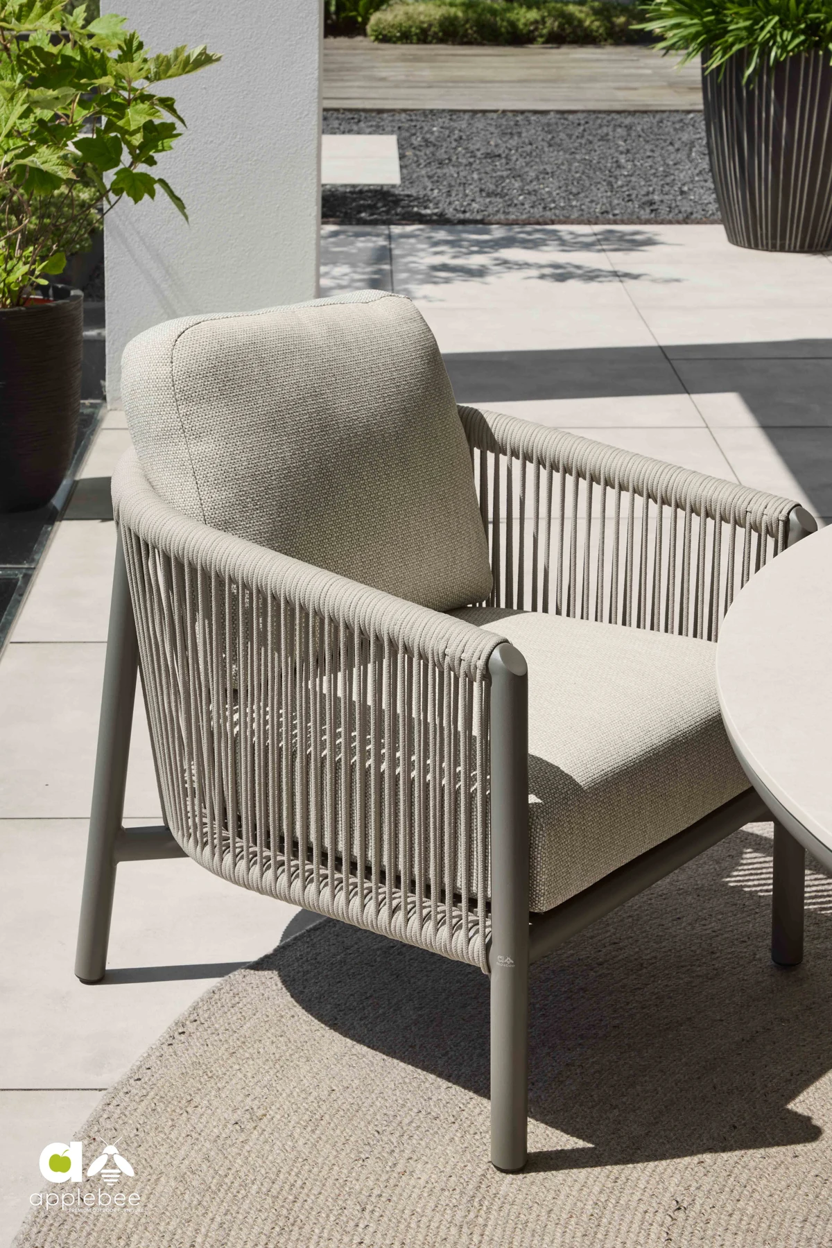 Fotel ogrodowy Bora Bora Taupe niski stół zestaw dla 6 osób | Apple Bee Bora Bora Taupe meble ogrodowe niski stół i fotele eleganckie meble ogrodowe Apple Bee