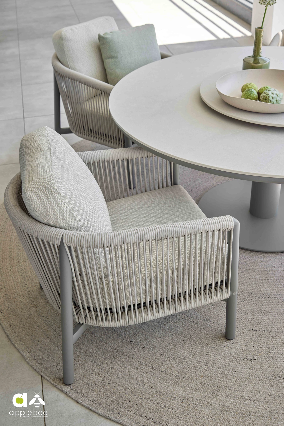 Bora Bora w kolorze Taupe zestaw z niższym stołem i wygodnymi fotelami dla 6 osób | Apple Bee Bora Bora Taupe meble ogrodowe niski stół i fotele low dining zestaw ogrodowy Apple Bee