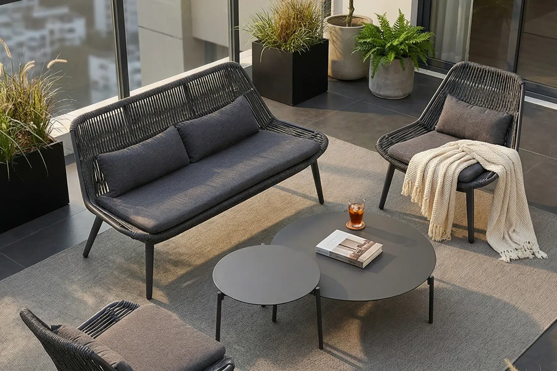 Lund zestaw wypoczynkowy na taras (sofa, 2 fotele) oraz stoliki Ambience 103 cm 9 60 cm średnicy | Twoja Siesta Lund zestaw ogrodowy wypoczynkowy meble aluminiowe Twojasiesta