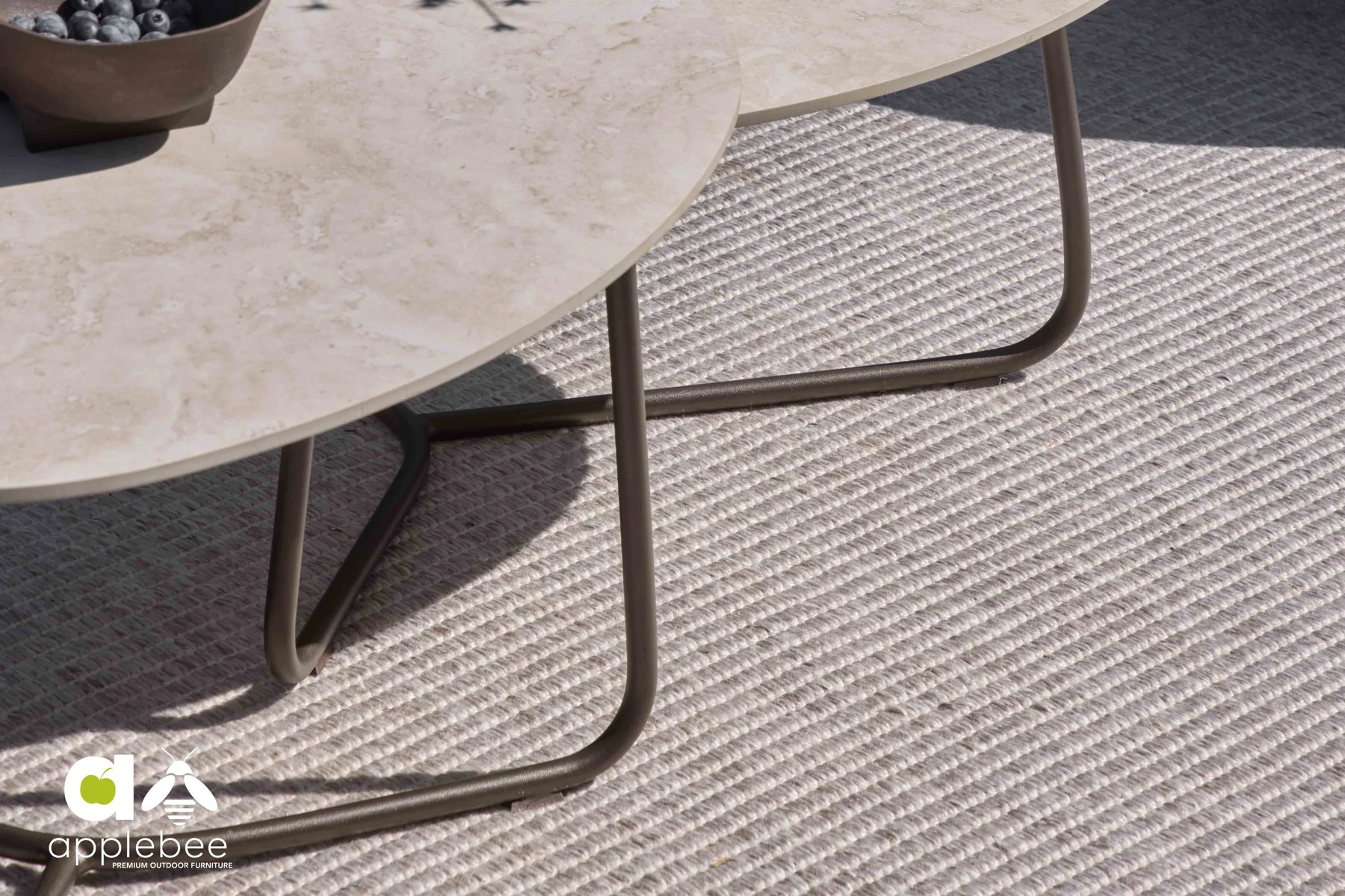 Cody dywan zewnętrzny na taras prostokątny szary mix stoliki ogrodowe Pine Key Bronze Apple Bee