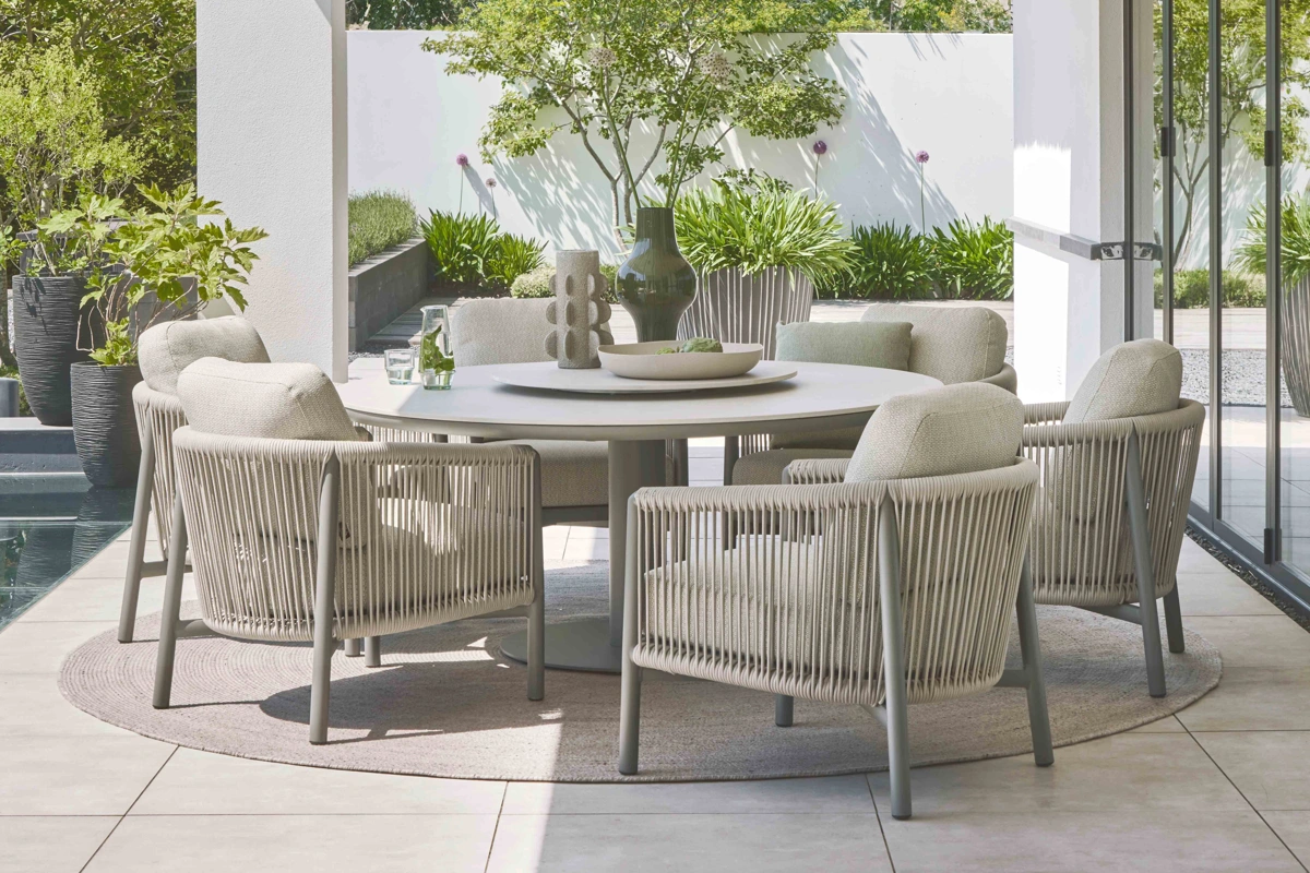 Bora Bora Taupe meble ogrodowe aluminiowe w stylu low dining | Apple Bee ekskluzywne meble ogrodowe z technorattanu aluminium drewna zestawy ogrodowe stołowe Bora Bora Taupe Low Dining Apple Bee luksusowe meble ogrodowe aluminiowe