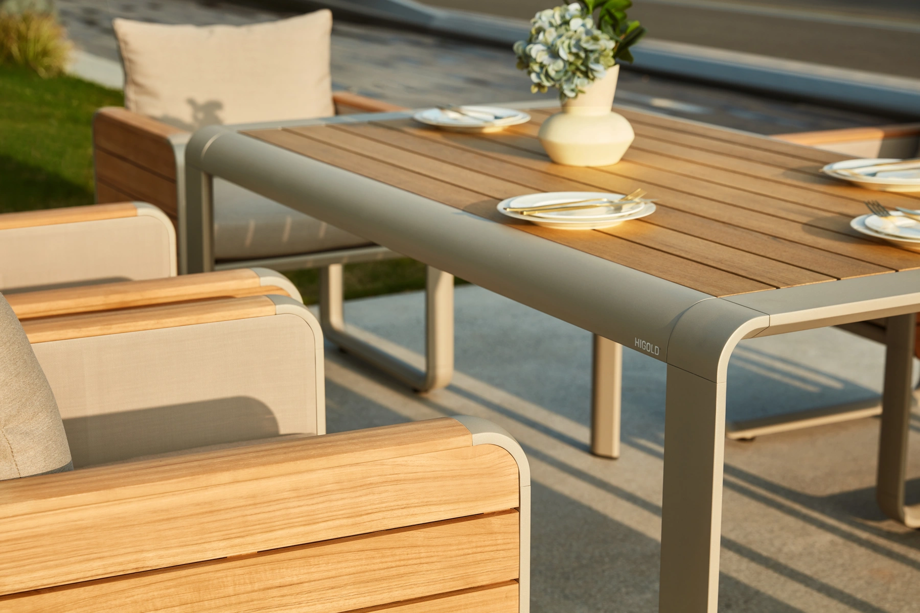 Nottingham stół ogrodowy z krzesłami 6 osobowy zestaw ogrodowy aluminium drewno tekowe meble ogrodowe premium Higold