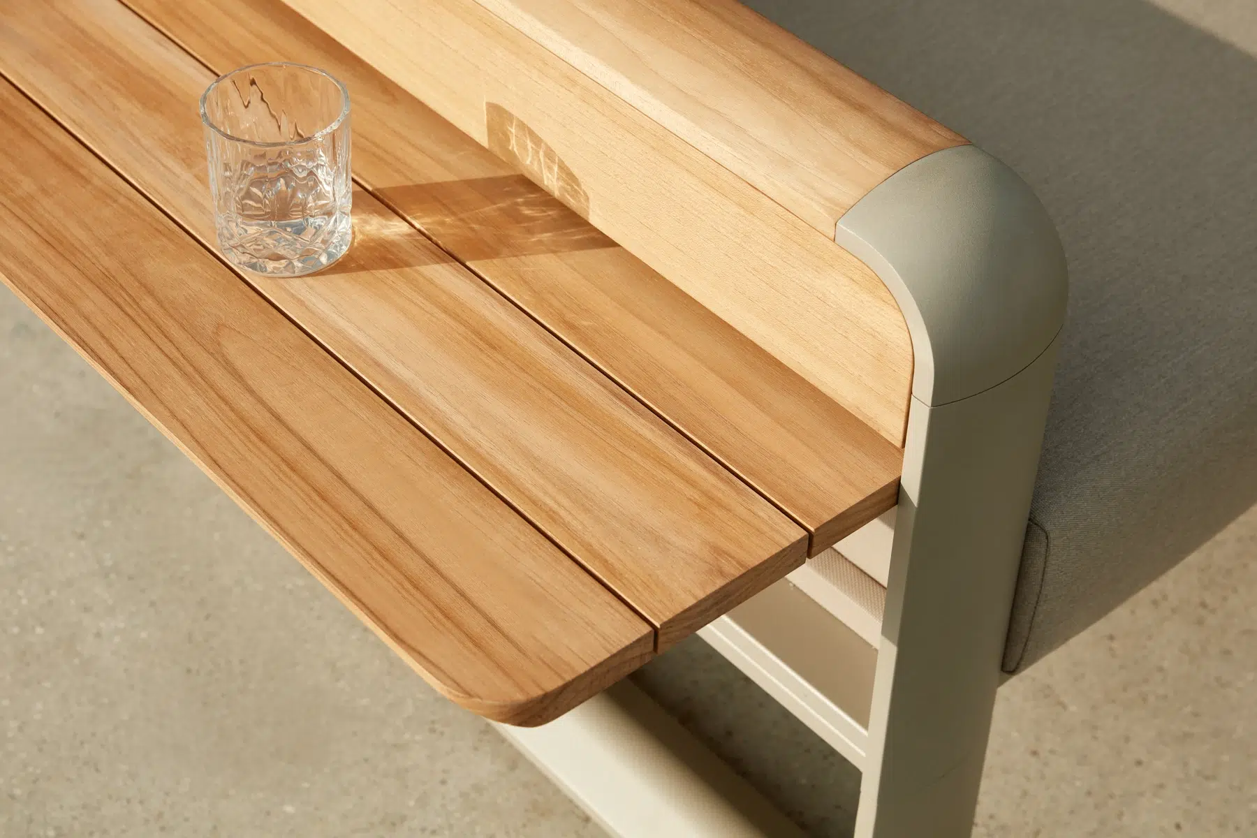 Nottingham zestaw ogrodowy wypoczynkowy Higold fotel ogrodowy wbudowany stolik meble ogrodowe