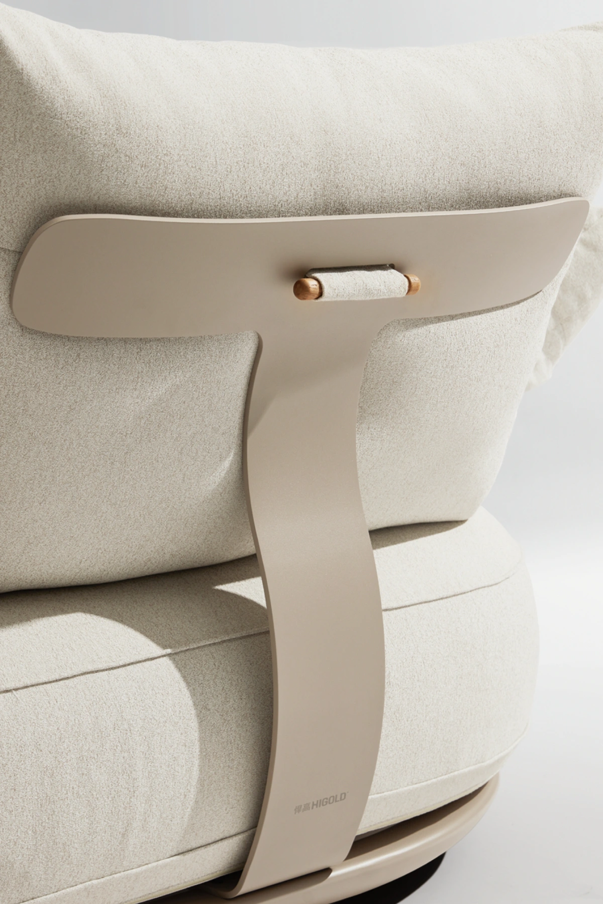 Calla oparcie fotela nawiązuje do kształtów wieloryba | HIGOLD Calla luksusowa sofa ogrodowa ze stolikiem oparcie sofy ogrodowej aluminium meble ogrodowe Higold