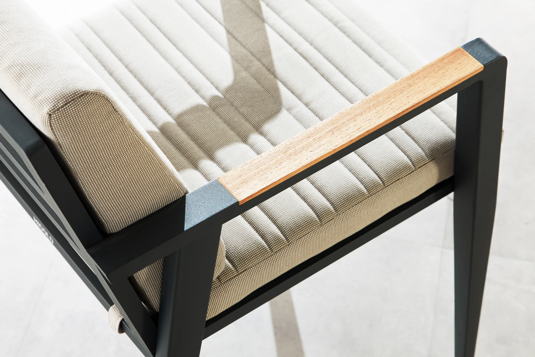 Emoti detale krzesła ogrodowego - aluminium, teak | HIGOLD Emoti zestaw ogrodowy dla 6 osób meble ogrodowe aluminium detale krzesło ogrodowe aluminiowe meble ogrodowe Higold