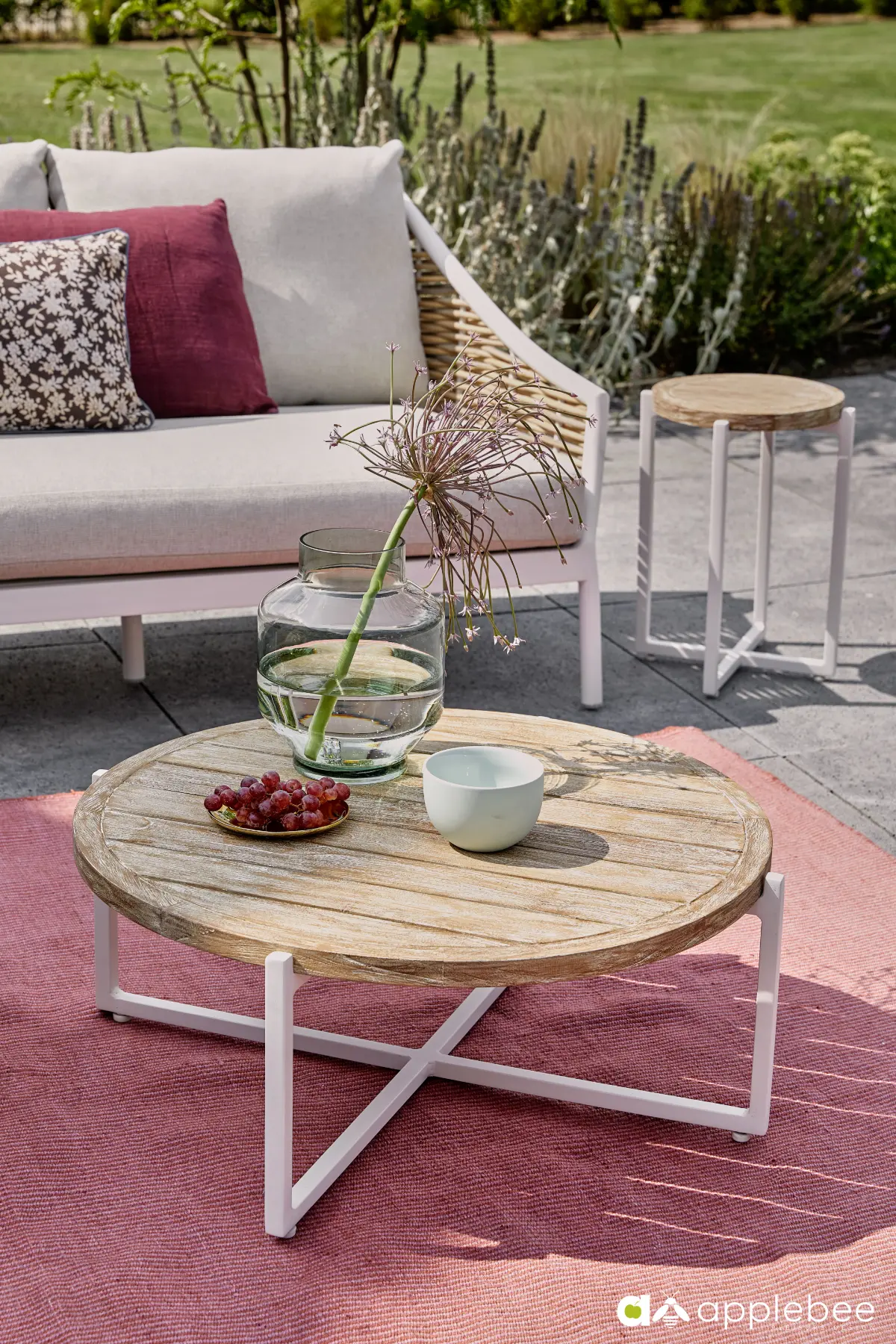 Milou biały stolik kawowy z blatem teakowym okrągły stolik ogrodowy 74 cm teak aluminium meble ogrodowe Apple Bee