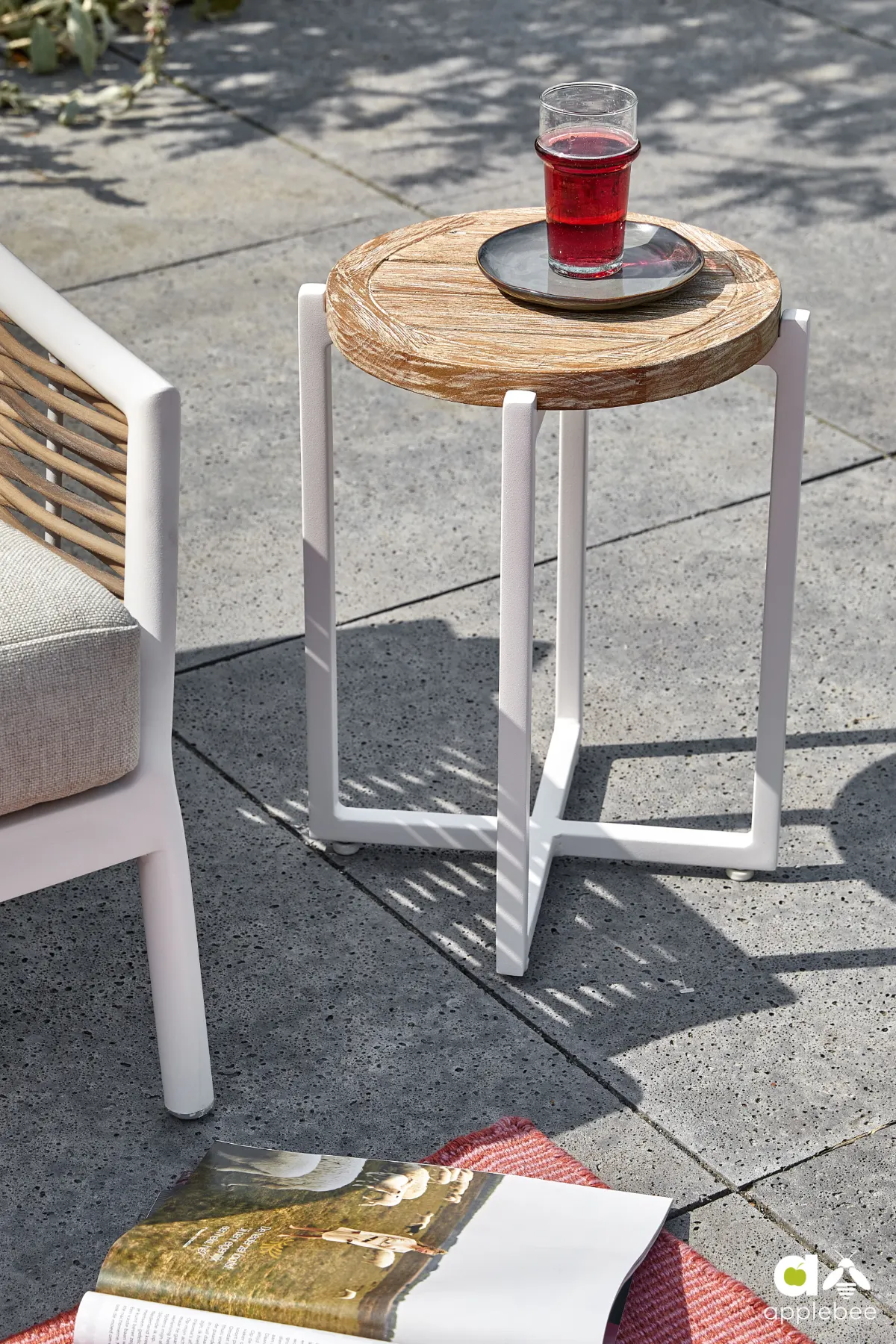 Milou biały stolik kawowy z blatem teakowym stolik ogrodowy okrągły 34 cm aluminium meble ogrodowe Apple Bee