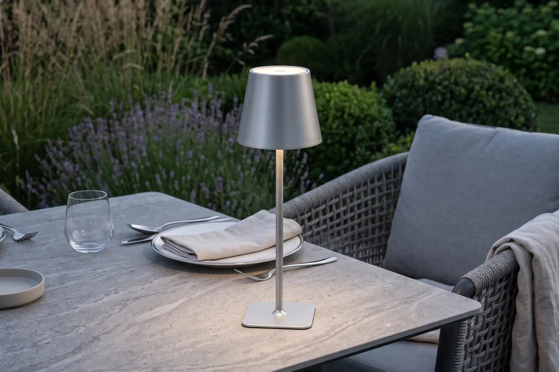 Classico w kolorze srebrnym | Twoja Siesta Classico lampa stołowa bezprzewodowa LED kolor srebrny lampa ogrodowa
